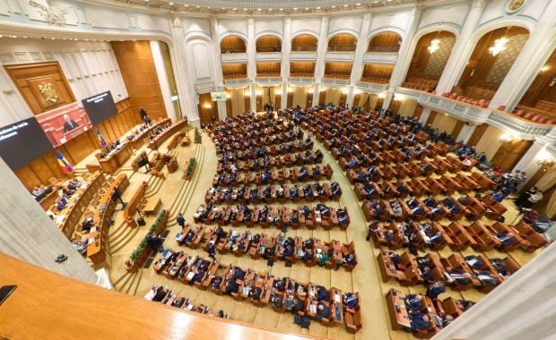 Scandal în prima şedinţă de plen a Camerei Deputaţilor. PNL şi USR acuză formarea unei noi majorităţi PSD-AUR în Parlament