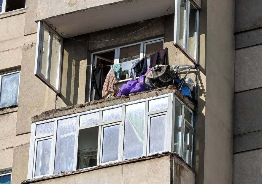 Bucăți dintr-un balcon s-au desprins de la etajul șapte și au căzut peste o mașină, în Sectorul 4. VIDEO