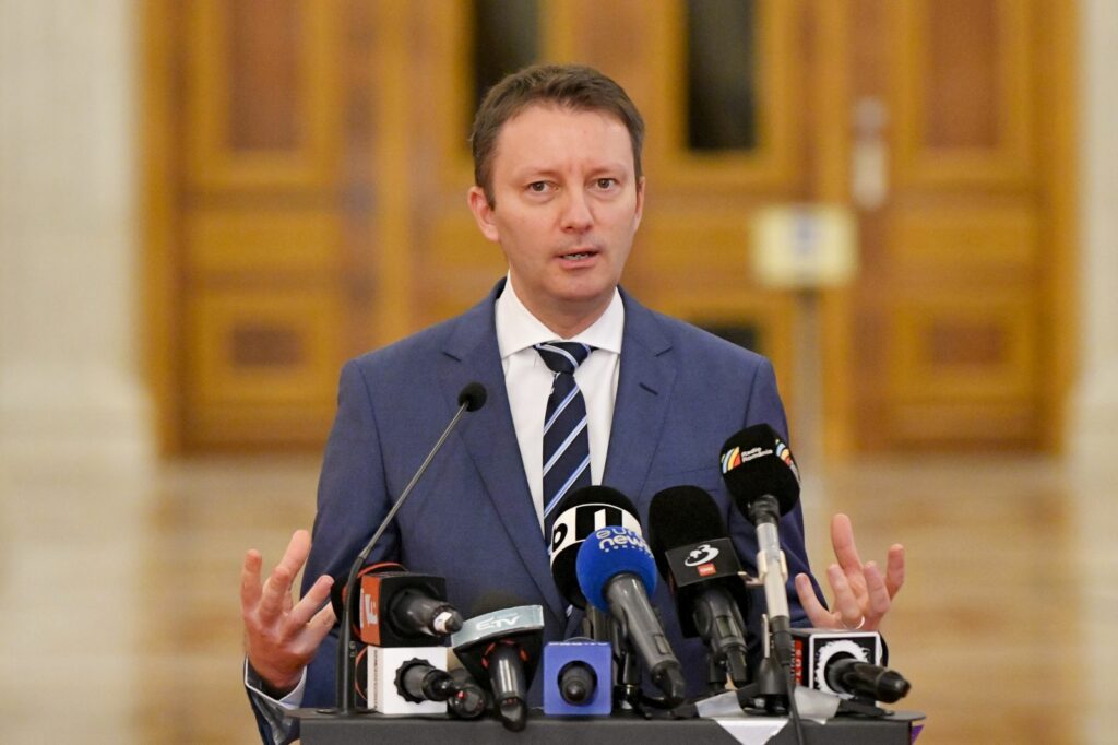 Zi decisivă pentru Guvernul Mureșan. Premierul desemnat depune la Parlament programul de guvernare și lista miniștrilor/Documentul INTEGRAL este disponibil/Fără taxe noi și TVA de 19%. Schimbări majore la pensii și ajutoare sociale