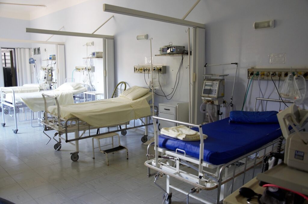 Doi părinți au stat trei săptămâni lângă patul unui adolescent rănit crezând că este copilul lor. De fapt, fiul lor era mort