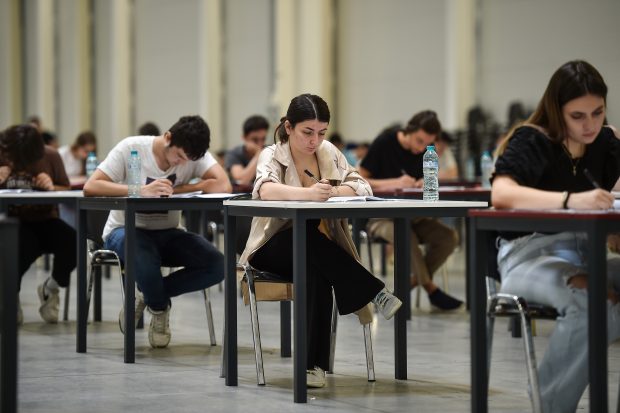 Prima zi de școală: sute de profesori nu au primit încă banii pentru examenele de Bacalaureat și Evaluare Națională