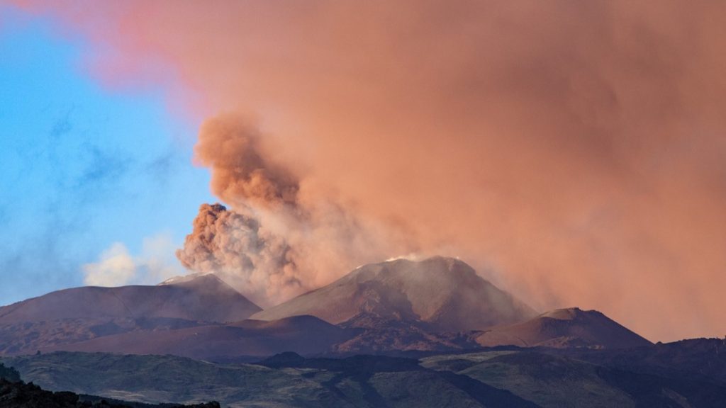 Vulcanul Etna a erupt: nor de cenușă de 4 km, zboruri supendate în Italia și alertă roșie la Catania
