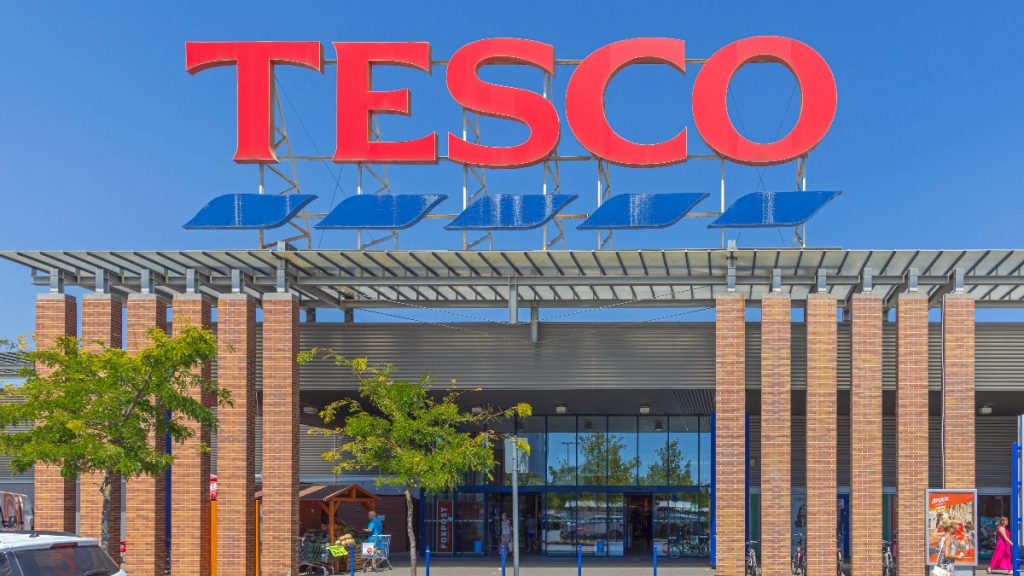 Proprietarii Lidl și Mega Image se luptă pentru aceeași afacere: vor să cumpere magazinele Tesco din Europa Centrală