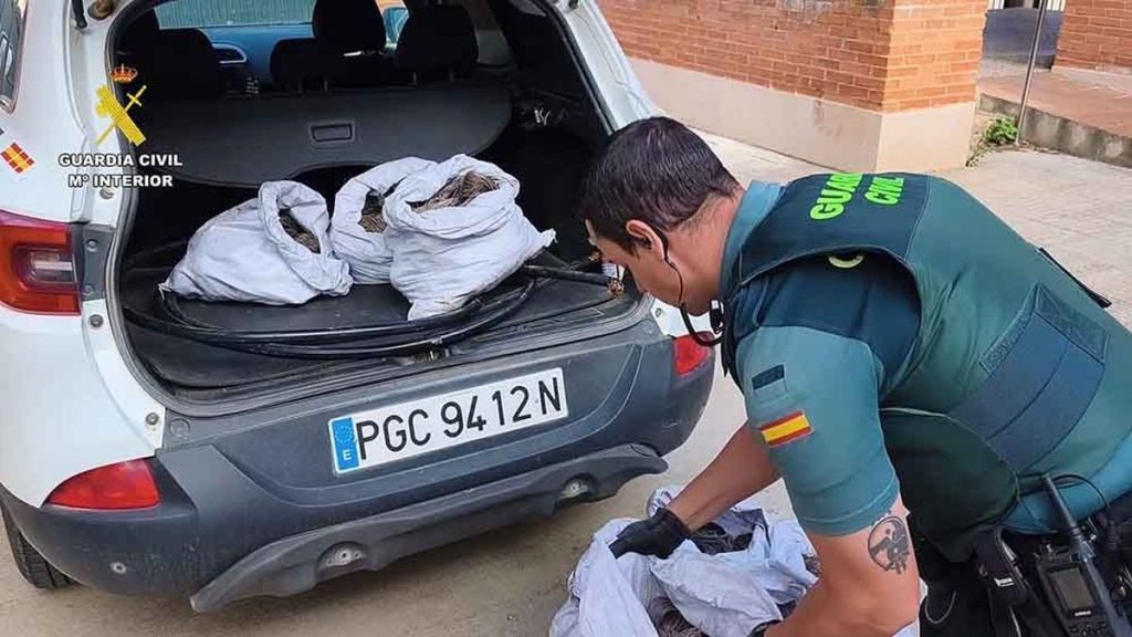Ce au găsit polițiștii din Spania în mașina unor români la un control de rutină. Șoferul era drogat, iar un pasager avea emise trei mandate de reținere