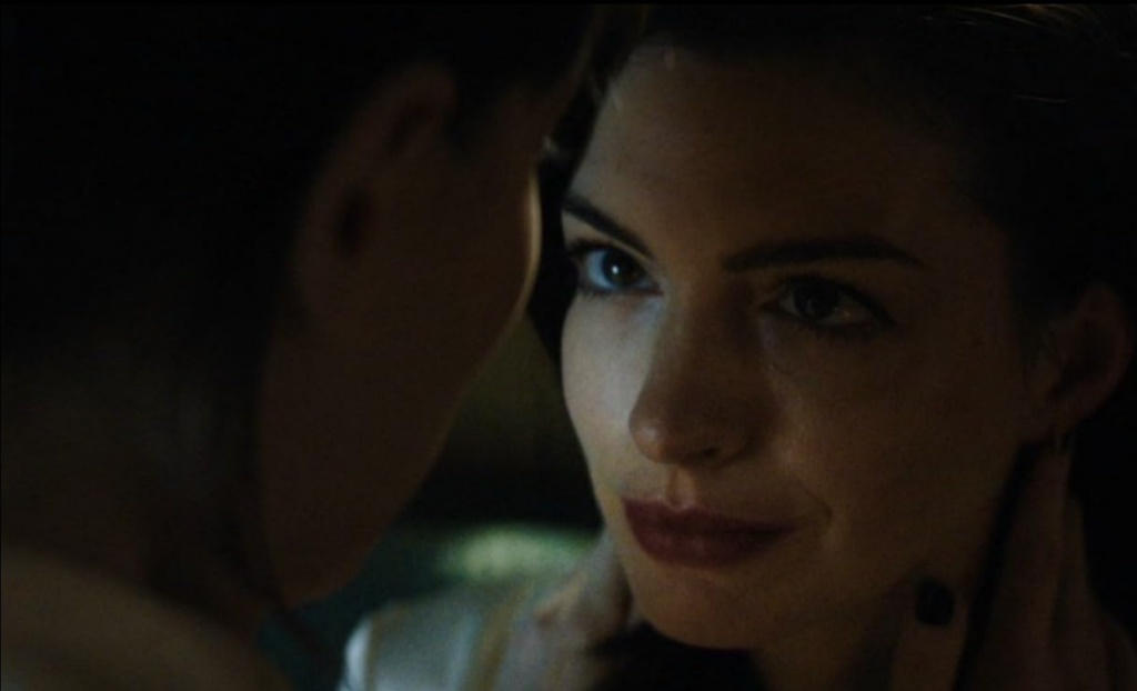 Actrițele Anne Hathaway și Dakota Johnson au făcut filmul „Verity” mai erotic, spune regizorul peliculei