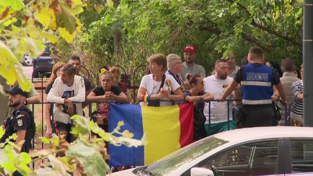VIDEO. Zeci de susţinători ai lui Călin Georgescu s-au adunat la sediul DIICOT. Jandarmii și polițiștii s-au mobilizat