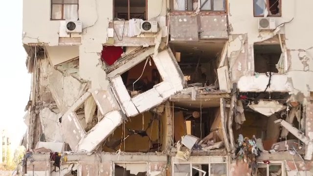 Blocul explodat din Rahova va rămâne cu 3 din cele 8 etaje. Demolarea părții superioare ar putea începe săptămâna viitoare