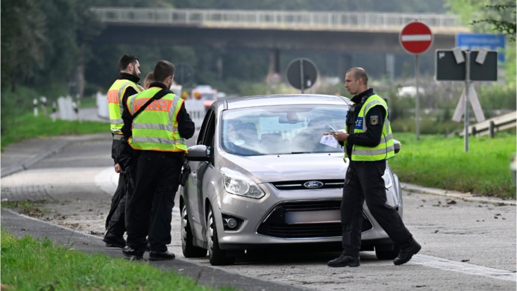 Un șofer român a intrat din Belgia în Germania cu o mașină înmatriculată în Franța și a rămas fără ea. Polițiștii i-au confiscat cheile