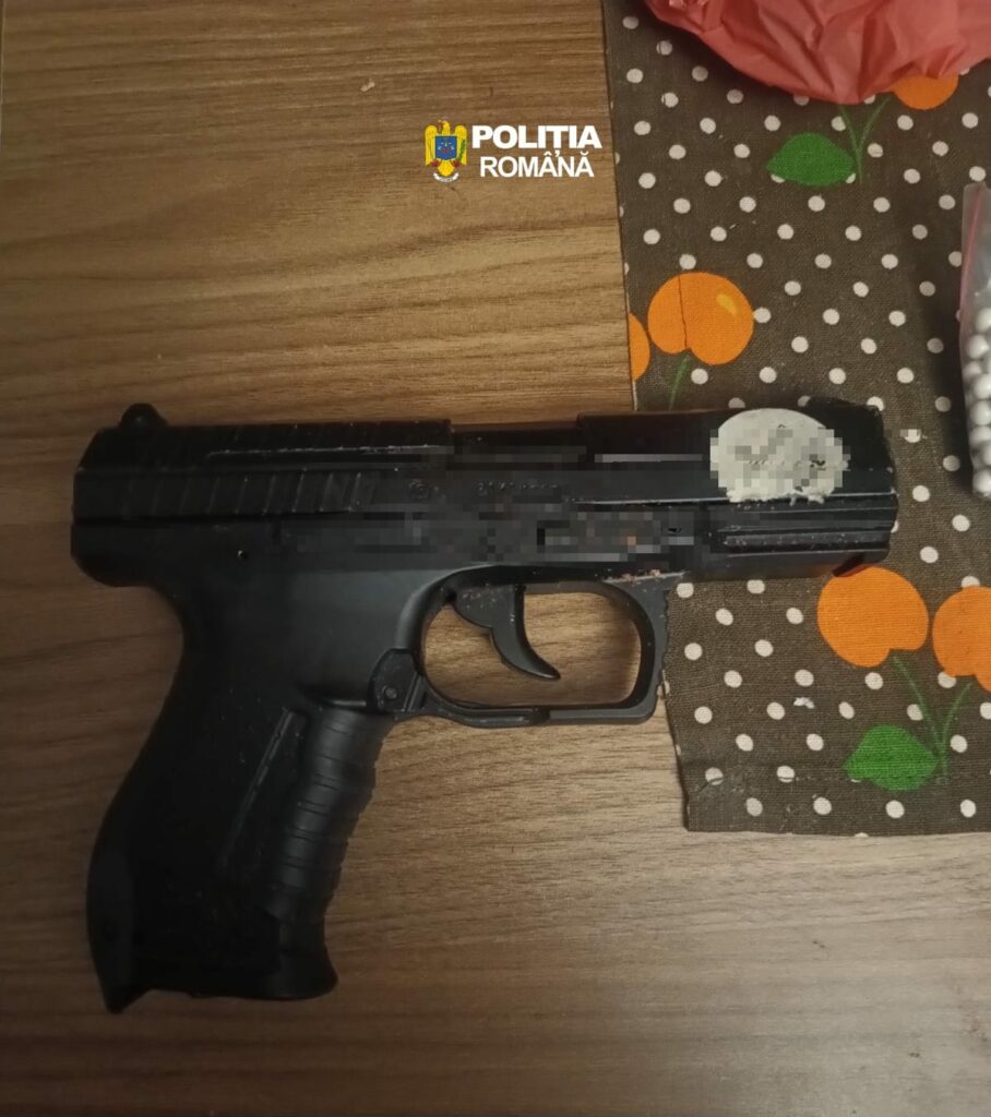 Persoană bănuită de două pistoale fără drept, percheziții în două orașe