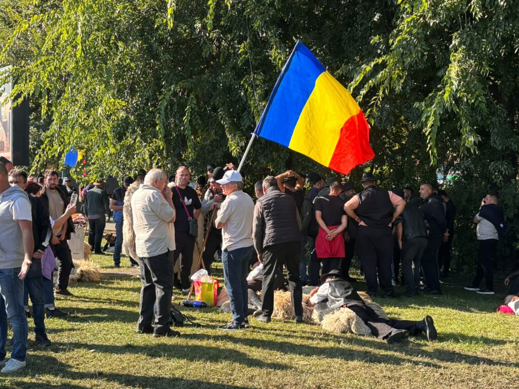 Ciobanii continuă protestul în Piața Victoriei și ies din Cotroceni