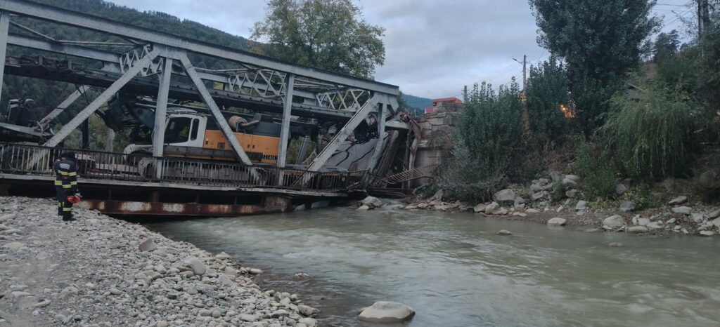 Pod de fier deteriorat în Asău, Bacău: trafic dirijat de polițiști