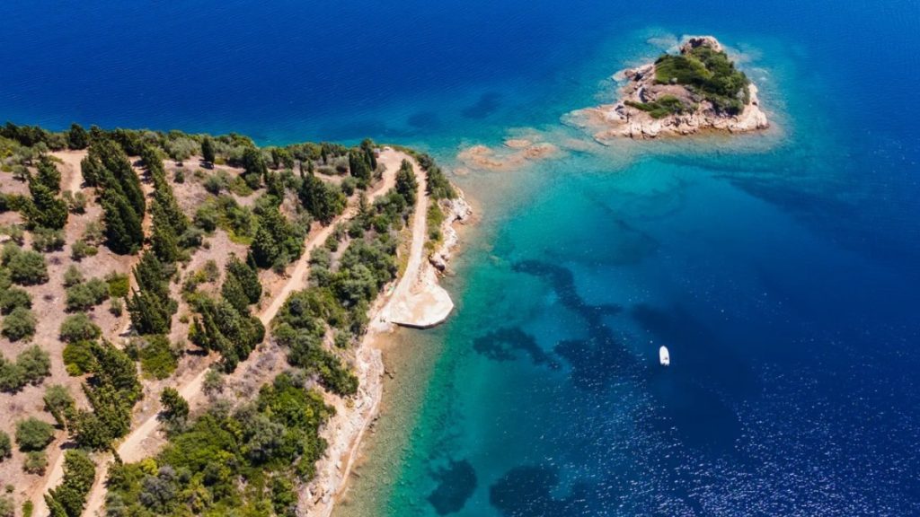 Insula privată din Grecia care se vinde cu preț „la cerere”: are 24 de hectare, plaje izolate, vile și se află la 50 de minute de Atena cu elicopterul