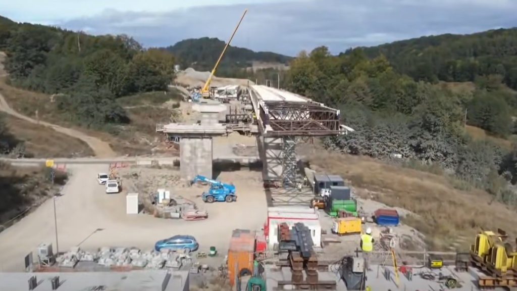 Lucrări impresionante pe A1 Sibiu – Pitești: A început lansarea tablierului metalic de 3.600 de tone la Viaductul 23 între Cornetu și Tigveni
