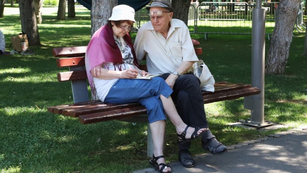 Câți bani la pensie după 15 ani? De ce doi români pot avea diferite