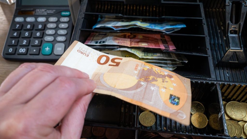 O casieră a folosit de 1.160 de ori aceeași metodă ca să fure 333.800 de euro de la supermarket, în Spania. Camerele de supraveghere au filmat-o când lua banii