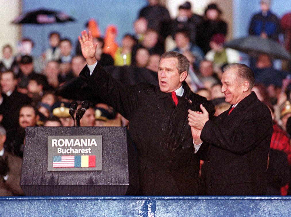 MEDIAFAX 35. 2002 – Al doilea președinte american vine la București, iar România este invitată să înceapă negocierile de aderare la NATO