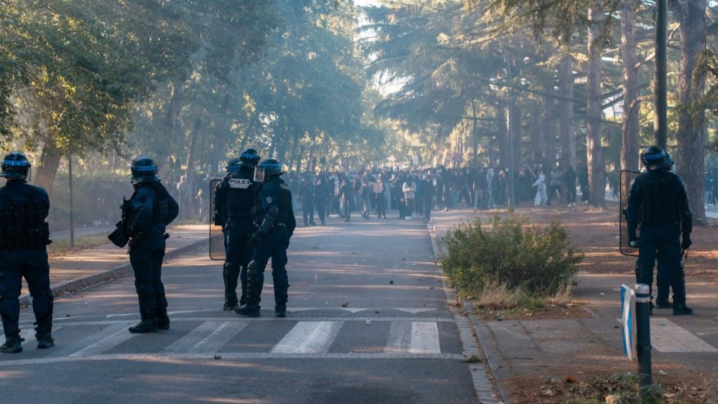 Protestele liceenilor au degenerat în Franța. Aproape 2.000 de persoane reținute: „Violență scăpată de sub control”