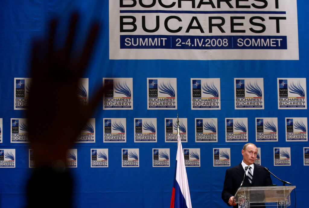 MEDIAFAX 35. 2008 – Summitul NATO aduce liderii lumii la București, iar criza financiară mondială ajunge și în România