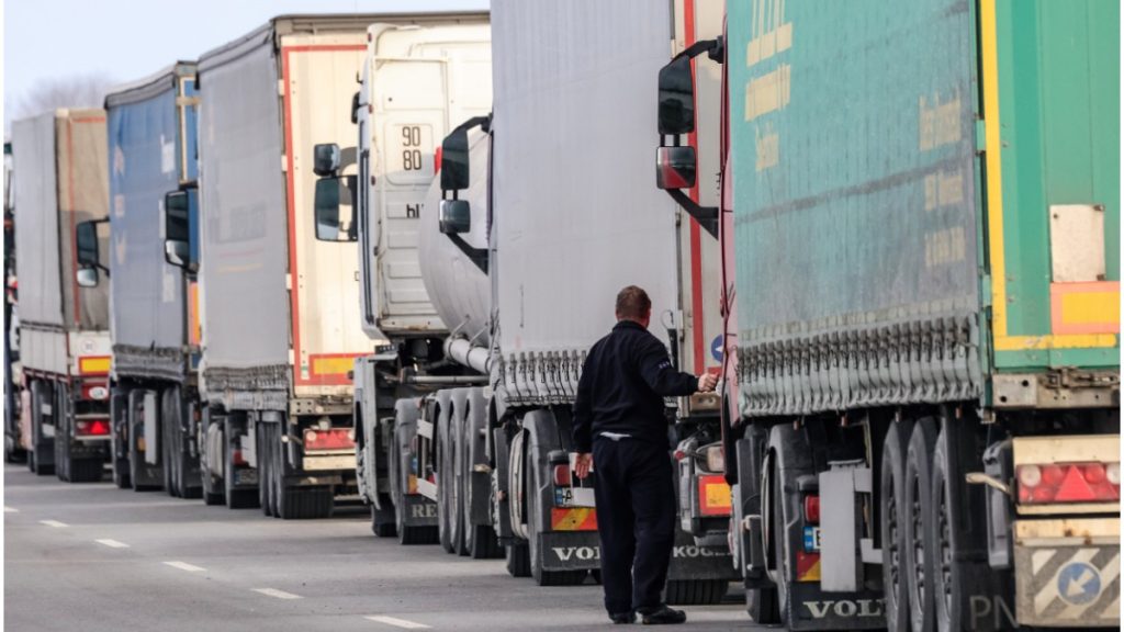 Șoferii de TIR ar putea lucra până la 70 de ani din cauza celor 25.000 de camionagii lipsă, în Italia: „Să se lucreze mai mult”