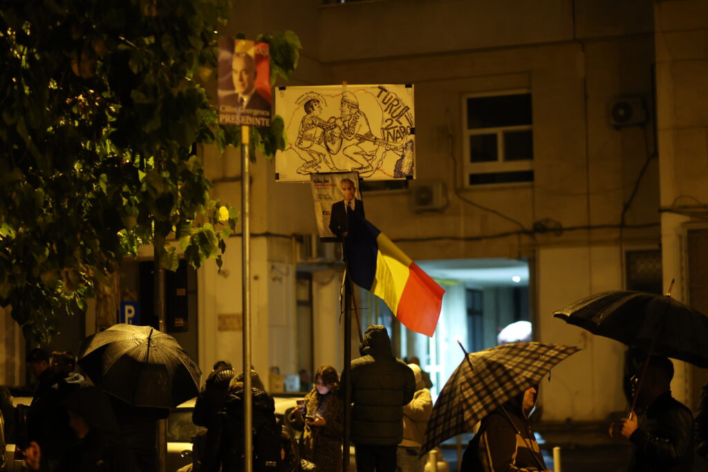Susținătorii lui Călin Georgescu, din nou în stradă luni seara. Decizie importantă a instanței, așteptată marți