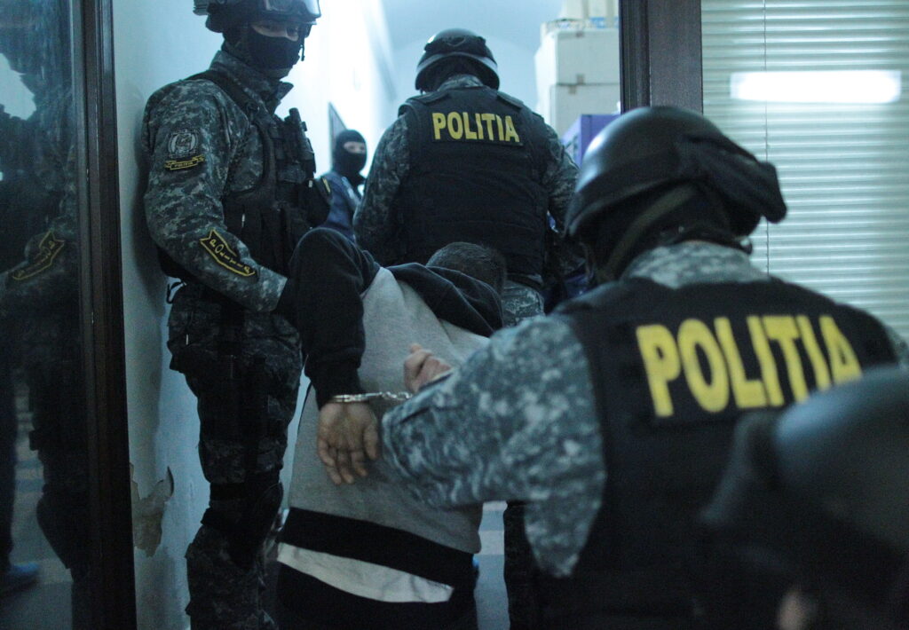 Vicepreședinte USR, reținut de DIICOT. Este acuzat că ar fi încercat să trimită în Belarus un utilaj cu posibilă utilizare militară
