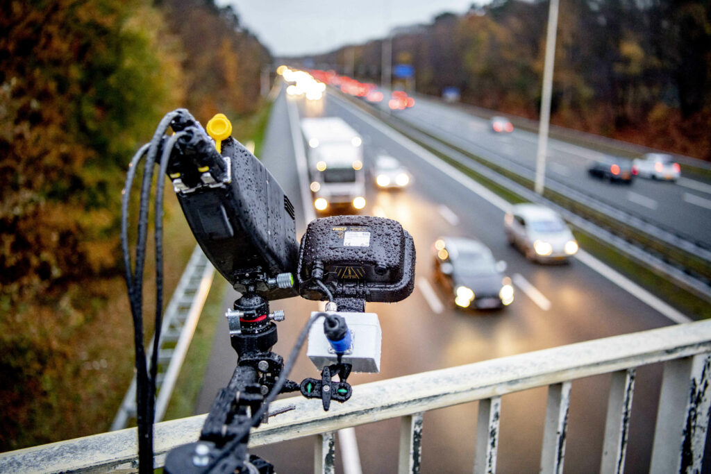 A condus cu 200 de kilometri la oră pe A1 și a rămas fără permis. Cum l-au prins polițiștii