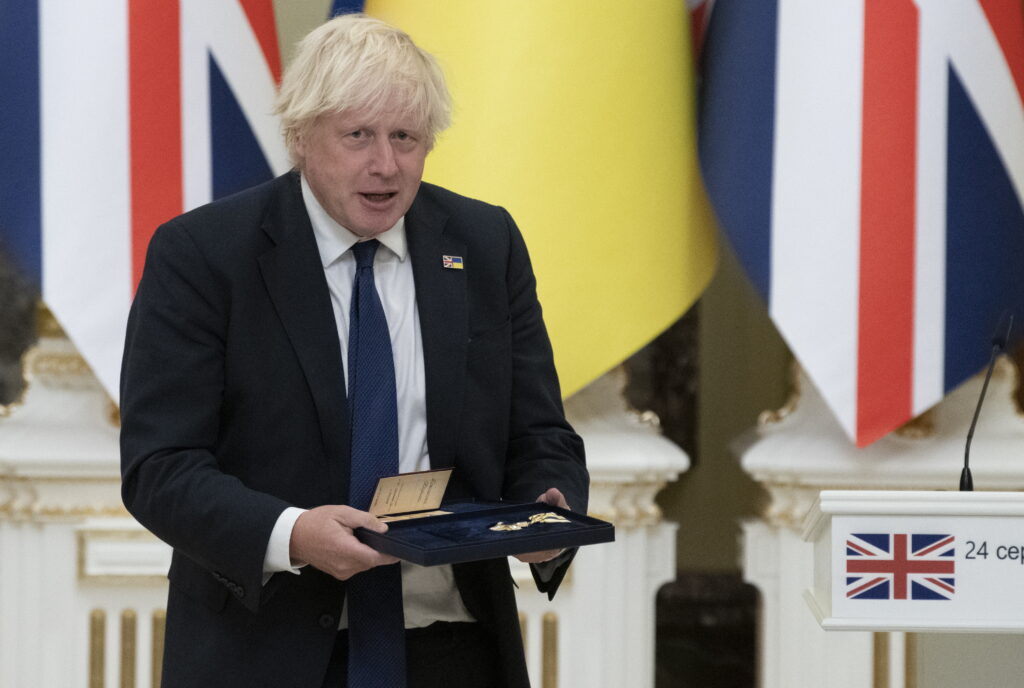 Boris Johnson îl acuză dur pe Trump că finanțează războiul lui Putin: „Este revoltător. Șoferii americani sunt puși să finanțeze măcelul lui Putin”