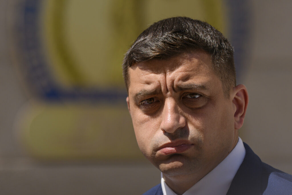 Simion spune că „cineva” din partea lui Bogos i s-a adresat. Persoana ar fi reclamat „un abuz”