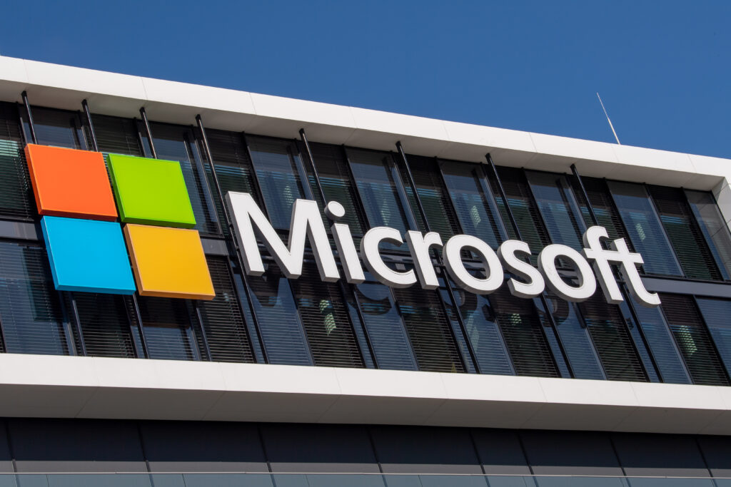 Lovitură pentru Microsoft. Administrația Trump suspendă accesul companiei la permise de ședere permanentă pentru angajații săi din SUA