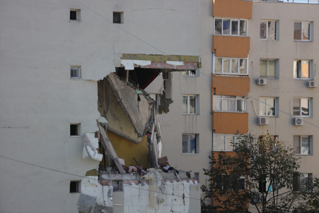 Intervenție în premieră în România. A început demolarea etajelor distruse ale blocului din Rahova