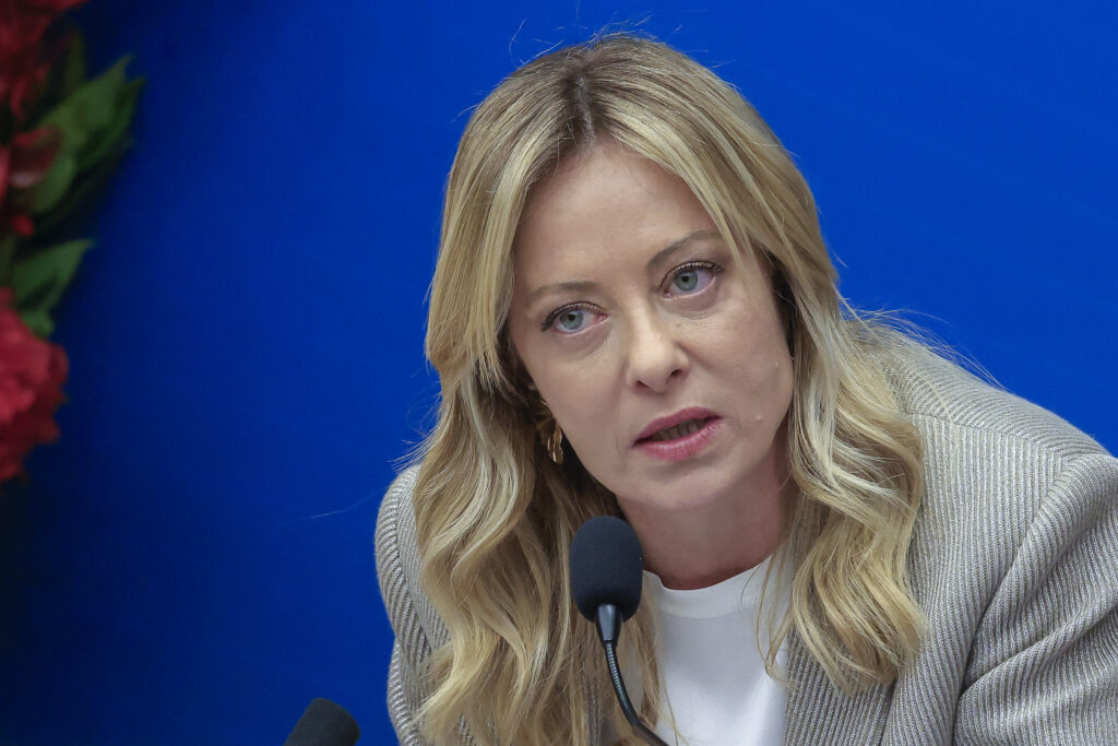Giorgia Meloni își înregistrează vocea ca marcă sonoră. Ce încearcă să împiedice și de ce măsura nu oprește deepfake-urile