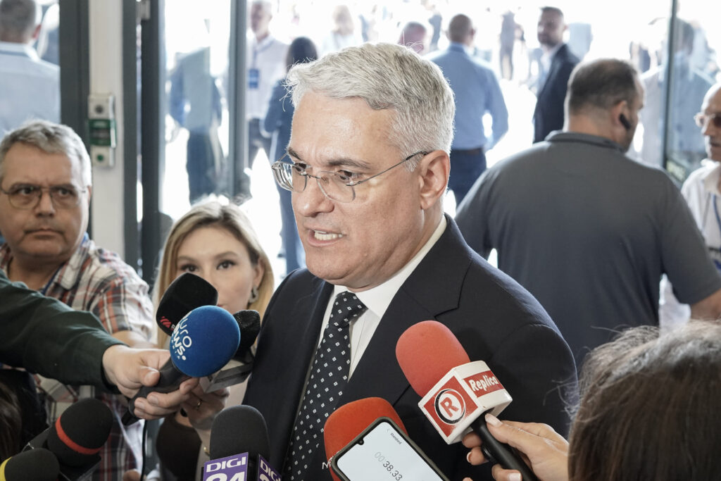 Dragoș Pîslaru îi ia apărarea lui Bolojan după audierea la DNA Iași: Nu este cunoscut pentru zboruri private în destinații exotice