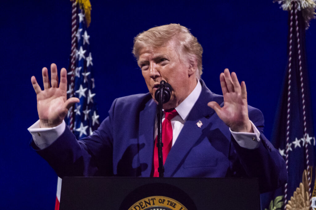 Trump promite câte 90 de dolari pentru 20 de milioane de seniori înainte de alegeri