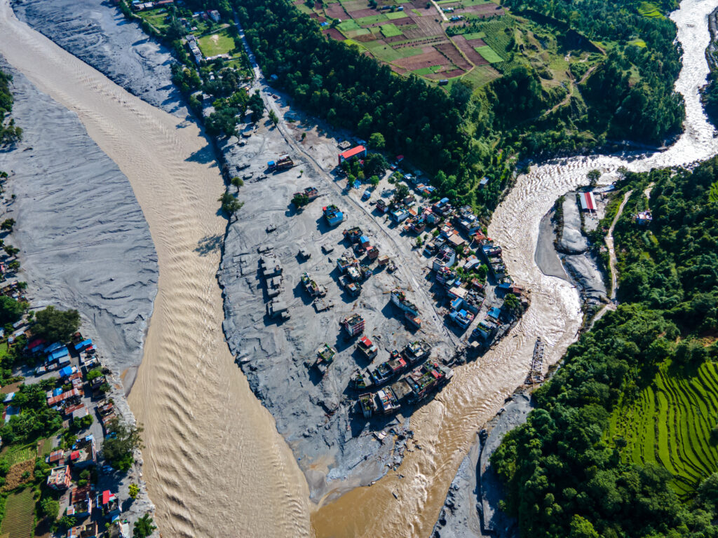 Peste 100 de turiști străini au rămas blocați în Nepal după inundațiile care au distrus trasee montane și poduri