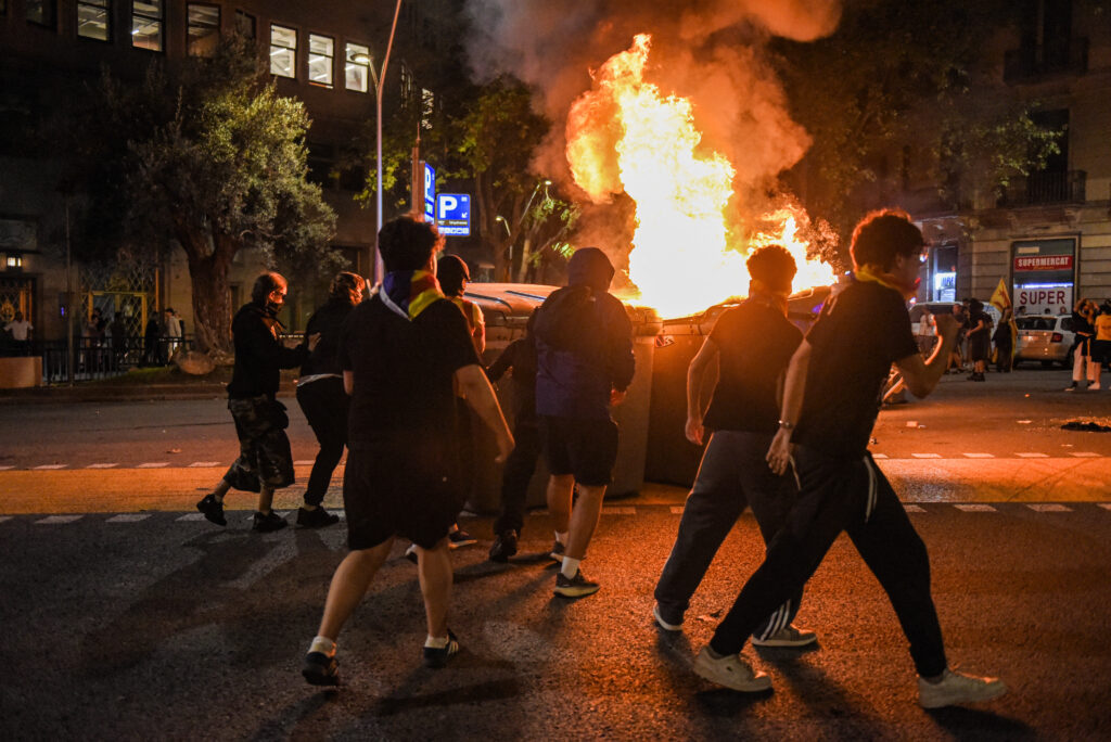 Proteste violente în Barcelona: 13 arestați, 30 polițiști răniți