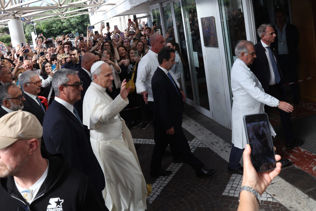 Papa Leon continuă activitatea fără pauze, Suveranul Pontif din spital