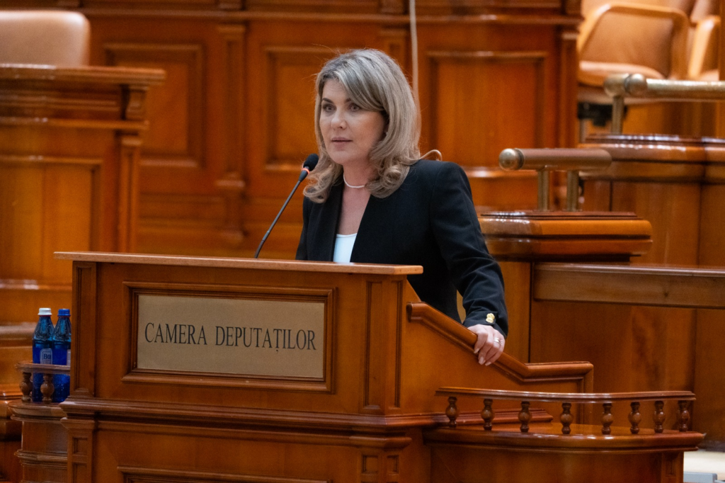 Gianina Șerban (AUR): „36 de ani de guvernare au împins România spre dezastru demografic. AUR propune soluții concrete pentru familiile românești”