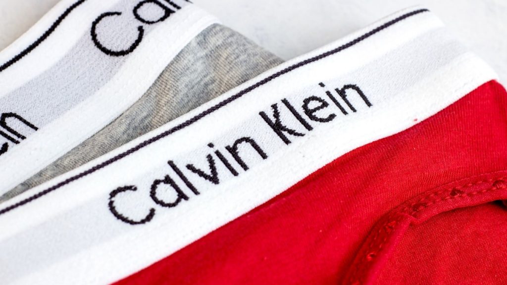 Un angajat concediat pentru că ar fi furat doi boxeri Calvin Klein a demonstrat că era vorba de lenjeria lui intimă și va primi 10.000 de euro despăgubiri