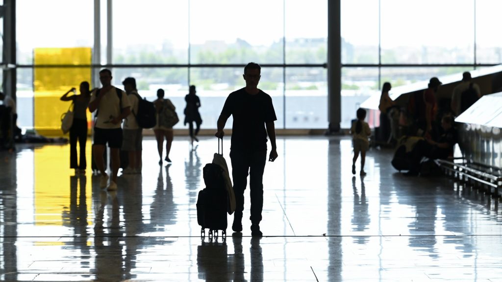 Cele mai bune cinci aeroporturi din lume, în viziunea stewardeselor și a piloților. Unul dintre terminalele din top are șemineu și balansoare