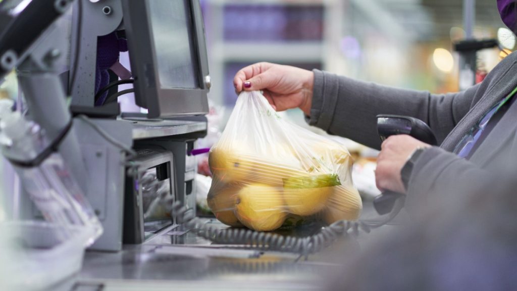„Schema pungilor de plastic”: o casieră a furat 40.000 de euro folosind aceeași metodă de peste 1.000 de ori, într-un supermarket din Elveția