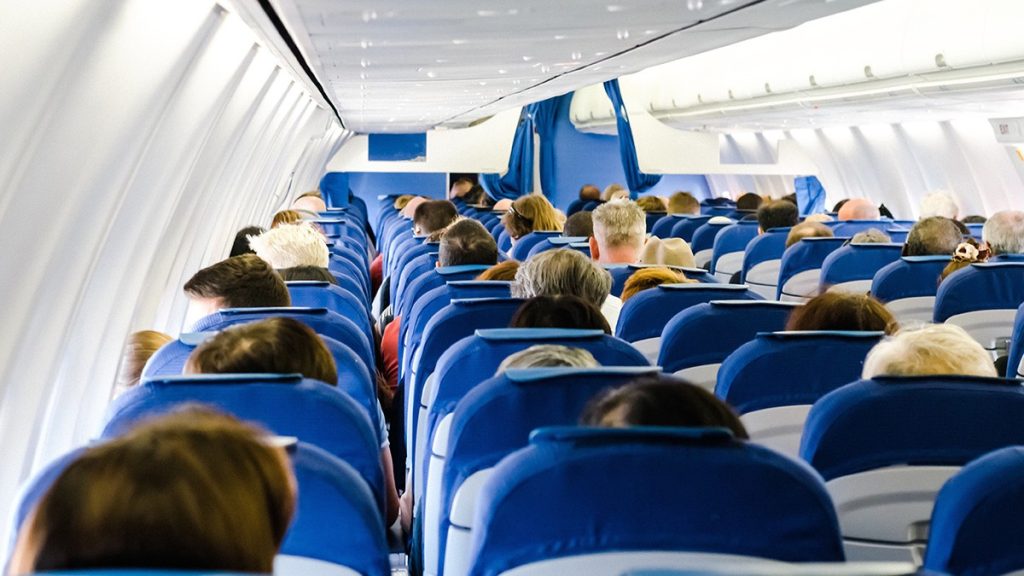 „Avionul condamnaților”: furtună, echipaj schimbat, ușă defectă, ciocnire cu un tractor de remorcare și anulare, în SUA. „Haos de 12 ore. Unii au plecat după 25”