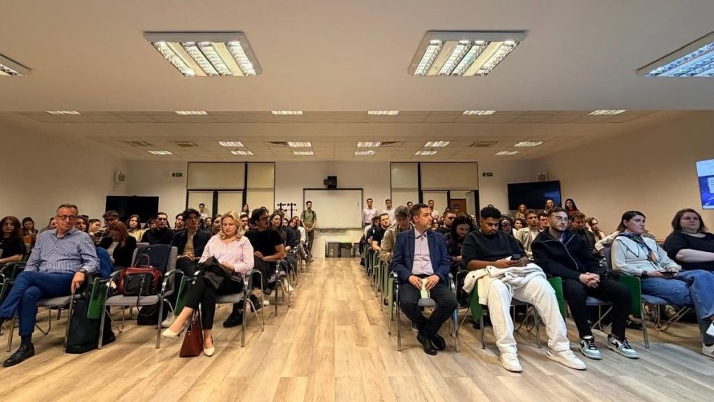 Un student i-a spus decanului „boss”, afirmă o profesoară, după ce președintele le-a cerut cadrelor didactice să petreacă mai mult timp pe rețelele sociale
