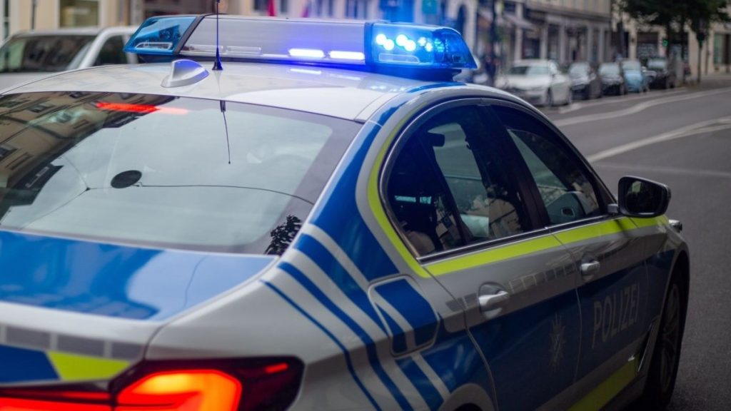 Un bărbat a prins în brațe o fetiță de șase ani care a căzut de la etajul trei, în fața unei clădiri, în Germania