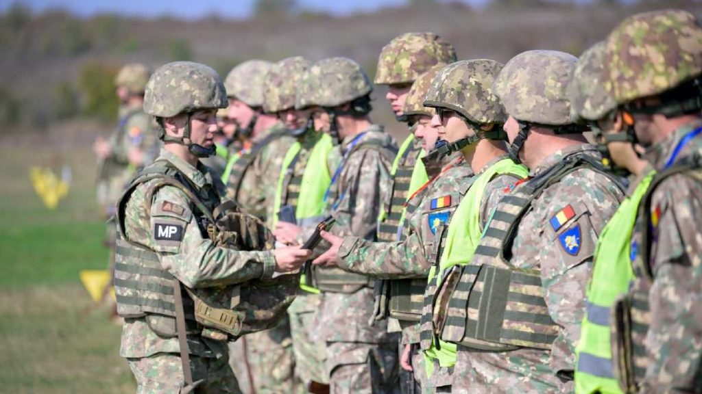 Fake news despre încorporarea tinerilor în Armata României, demontat de MApN: „O încercare de manipulare a populaţiei”