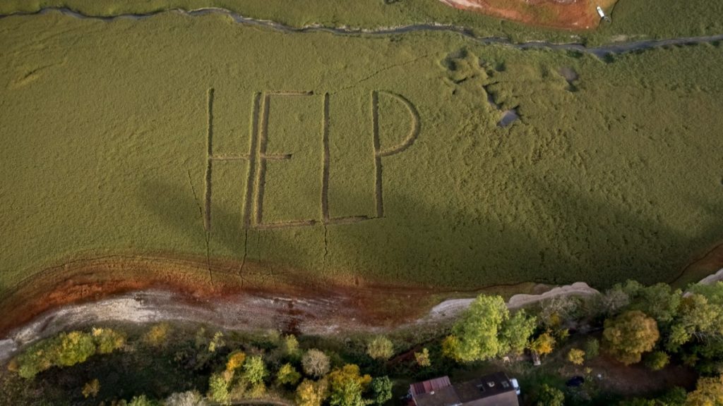 Mesaj gigant de ajutor scris pe fundul unui lac secat din Elveția de către locuitorii din zonă: „Am oprit navigația în plin sezon”