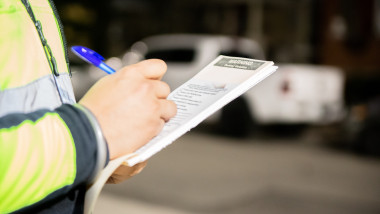Obiceiul pentru care riști amendă în spațiile comune ale blocului. Unde se aplică interdicția și ce sancțiuni prevede legea