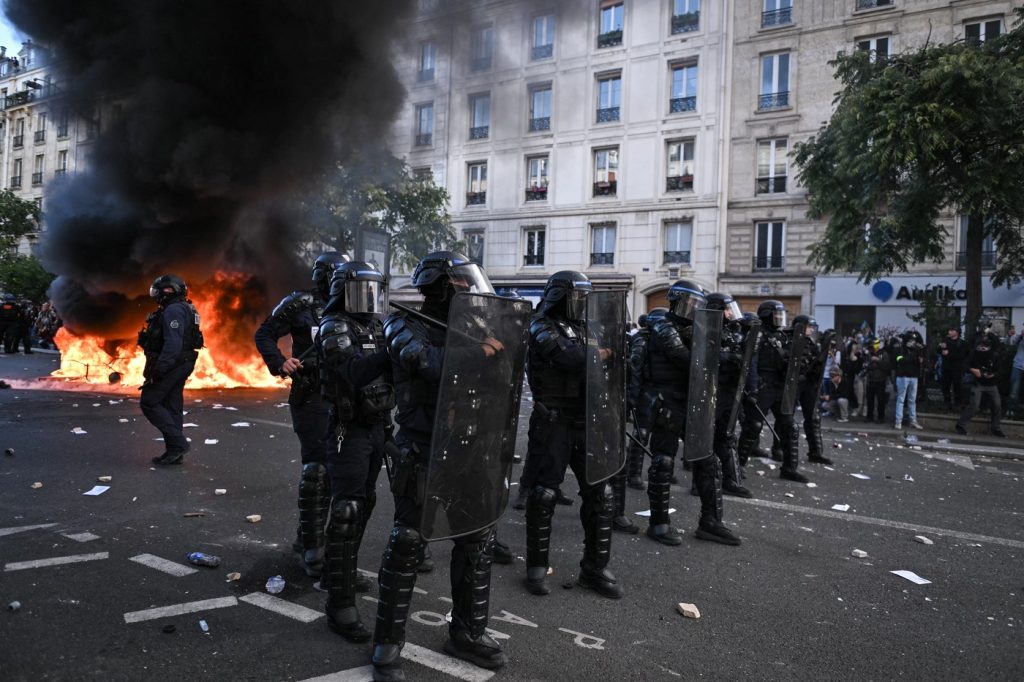 Macron convinează reuniune de criză: 6.547 rețineri în protestele elevilor