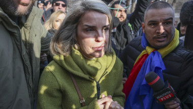 Video Cristela Georgescu, pe treptele DIICOT: „Suntem o familie obișnuită și am fost supuși unor intervenții brutale”