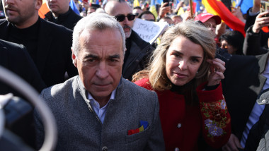 Video Familia Georgescu, a treia zi la DIICOT. Anchetatorii verifică zeci de telefoane și dispozitive electronice. Ce încearcă să afle