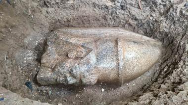 Un fermier egiptean a găsit două statui uriașe ale faraonului Ramses al II-lea în timp ce își lucra pământul
